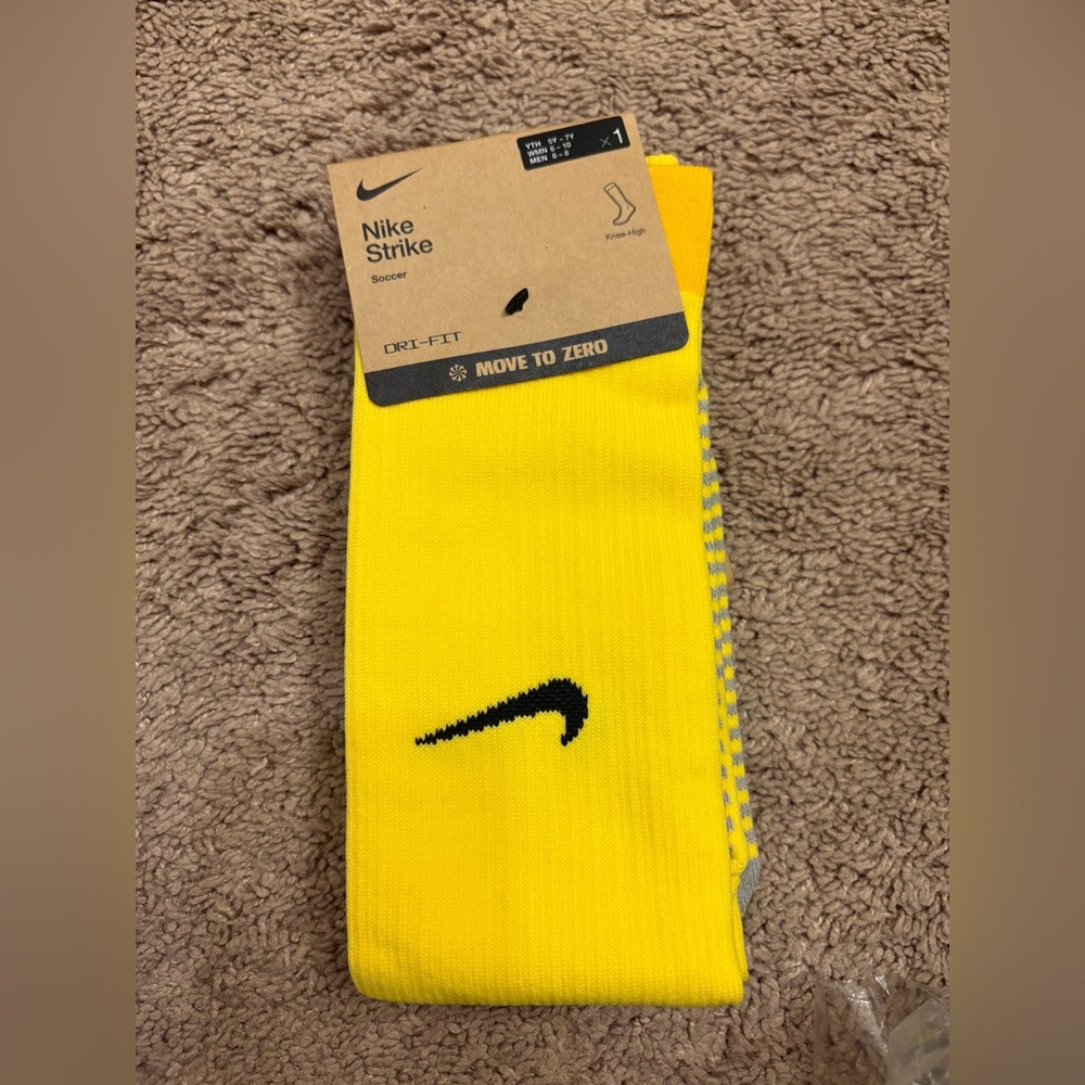Yellow Nike Soccer Socks Yellow sz 6-10 womens